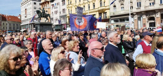 Хорватские пенсионеры провели массовый протест против бедности