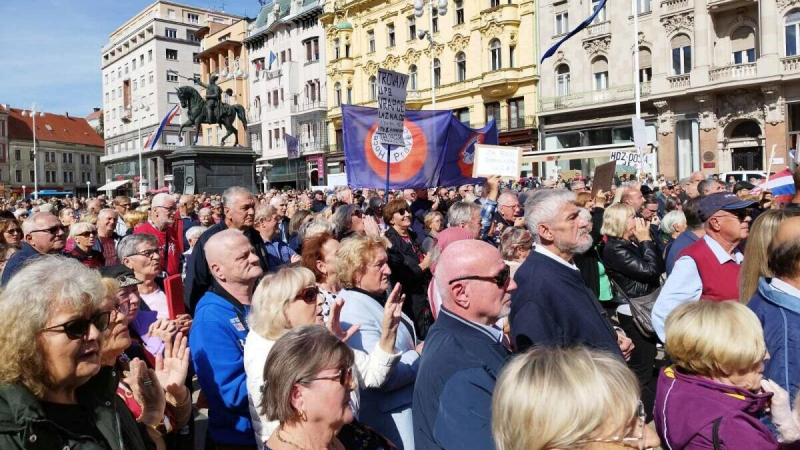 Хорватские пенсионеры провели массовый протест против бедности