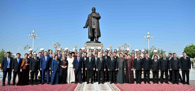 Касым-Жомарт Токаев и Гурбангулы Бердымухамедов открыли памятник Абаю в Ашхабаде