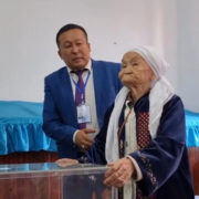 На юге Казахстана голосовать пришла 102-летняя долгожительница