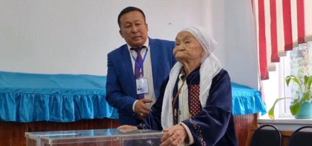 На юге Казахстана голосовать пришла 102-летняя долгожительница