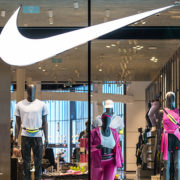 Nike сократила выручку на 10% в I финквартале и отозвала годовой прогноз