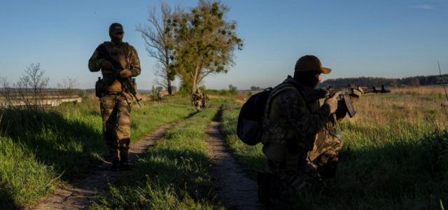 Разъяренная толпа женщин напала на украинских пограничников