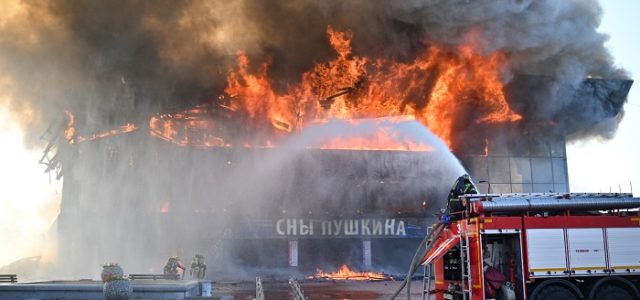 В горящем театре в Хабаровске обрушилась кровля над фойе