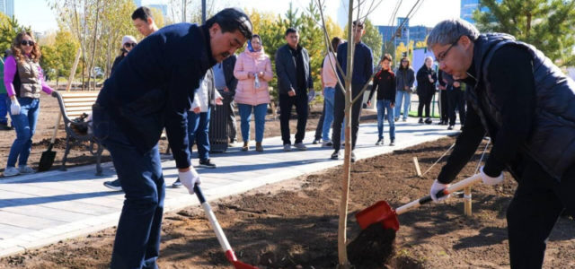 “Всеказахстанский день посадки деревьев” проходит в Астане