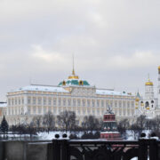 Россия прорабатывает ответ на американские санкции, заявили в Кремле