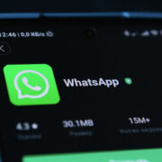 Британского чиновника уволили из-за комментариев в WhatsApp