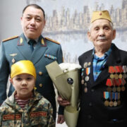 Казахская нацгвардия поздравила ветерана войны с 80-летием Победы
