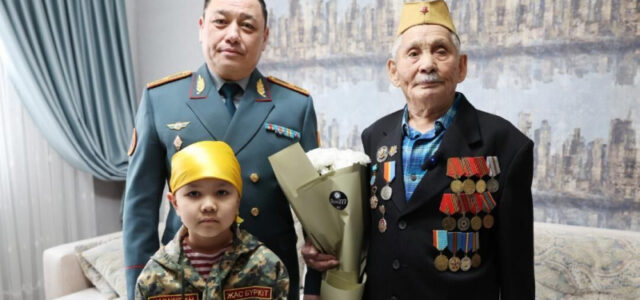 Казахская нацгвардия поздравила ветерана войны с 80-летием Победы