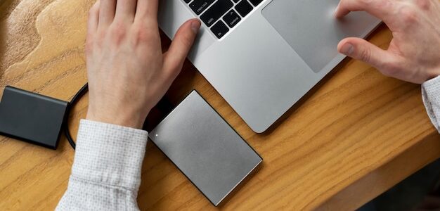 Microsoft назвала цену Surface Duo