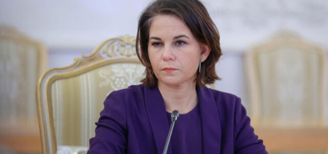 Захарова указала на двойные стандарты Бербок