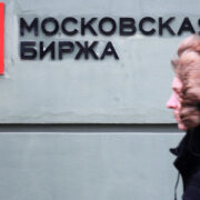 Российский рынок акций резко упал после заявлений Трампа по санкциям