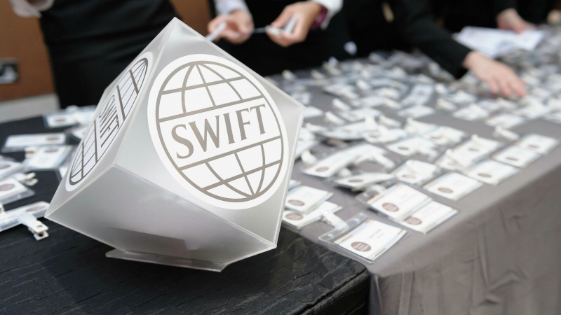 США могут надавить на SWIFT для подключения РСХБ, заявила эксперт