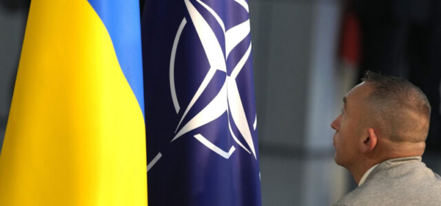 Украине придется отказаться от членства в НАТО, заявил эксперт
