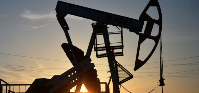 Цена нефти Brent опустилась ниже 65 долларов за баррель