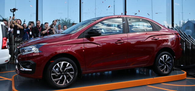 Глава Минпромторга проехался за рулем новой модели Lada Iskra