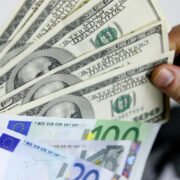 Официальный курс доллара на четверг опустился до 84,55 рубля