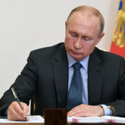 Путин поручил закрепить порядок согласования сделок с иностранцами