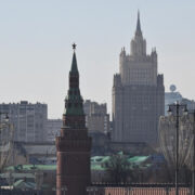 Россия вводит меры против зарубежных СМИ как ответный шаг, заявили в МИД