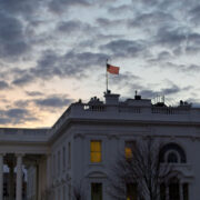 США продолжат вводить пошлины, заявили в Белом доме