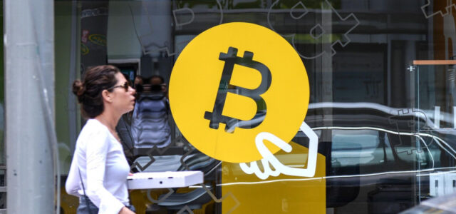 Стоимость биткоина опустилась ниже 82 тысяч долларов