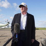 Трамп не верит опросам, показывающим снижение его популярности
