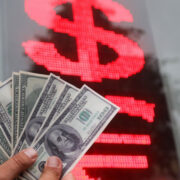 Внебиржевой курс доллара опустился ниже 81 рубля впервые с 18 марта