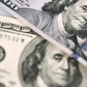 Эксперт назвал условие для закрепления доллара ниже 80 рублей