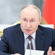 Путин поручил создать СП для перевозки грузов по Трансарктическому коридору