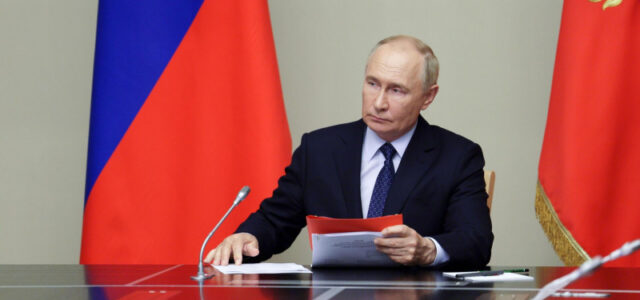 Путин призвал не допустить уход самозанятых «в тень»