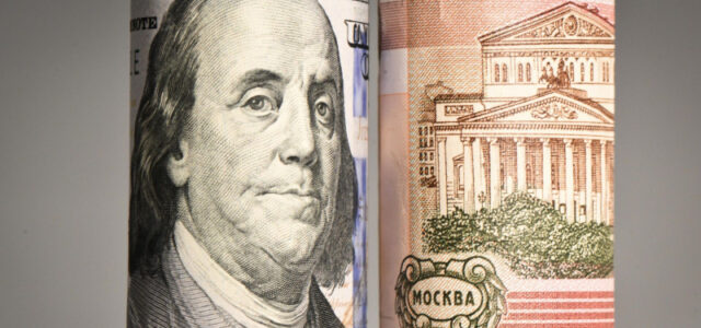 Рубль с начала года сильнее других укрепился к доллару