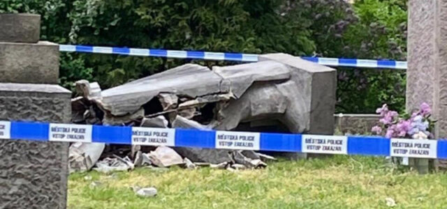 В Чехии вандалы разбили памятник советскому солдату