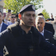 В Румынии кандидата в президенты вывели с избирательного участка