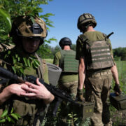ВСУ задействуют женщин из-за нехватки солдат, рассказал боец ВС России