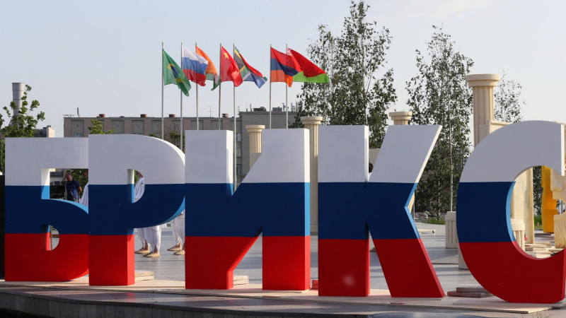Россия и БРИКС будут строить систему равного сотрудничества, заявил Путин