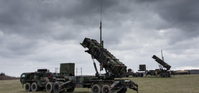 Guardian узнала причину приостановки США военной помощи Киеву