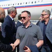 Мединский прилетел на переговоры с Украиной в футболке Putin Team
