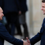 На Западе раскрыли, что стоит за разговором Путина с Макроном