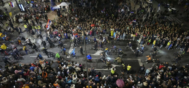 Протестующие перекрыли бульвар в центре Белграда
