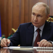 Путин поручил представить предложения о снижении акциза на жидкую сталь