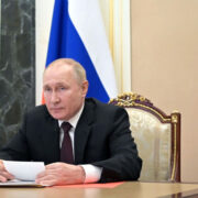 Путин поручил рассмотреть меры поддержки для экспортеров российского ПО