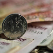 Средняя ставка по вкладам в крупнейших банках упала ниже 17 процентов