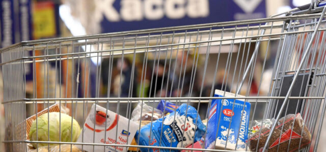 Торговые сети назвали продукты, которые подешевели сильнее всего
