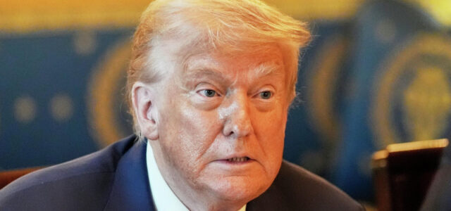 Трамп действует по Украине без внятной стратегии, заявил экономист