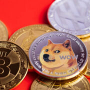 Биткойн и эфир упали на торгах в пятницу вечером