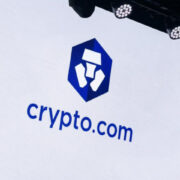 Crypto.com сокращает штат на 12% ради внедрения ИИ