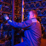 Майнеры финансируют переход к ИИ за счет продажи биткоинов