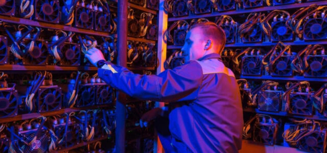 Майнеры финансируют переход к ИИ за счет продажи биткоинов