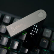 Пользователи кошельков Ledger требуют с компании $500 млн за утечку их данных