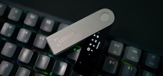 Пользователи кошельков Ledger требуют с компании $500 млн за утечку их данных